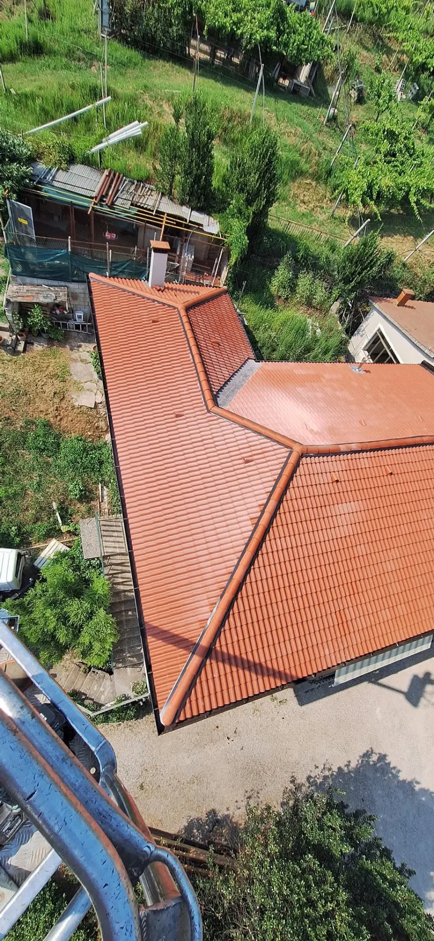 Copertura in coppi nuova con scossaline, vista dall'alto